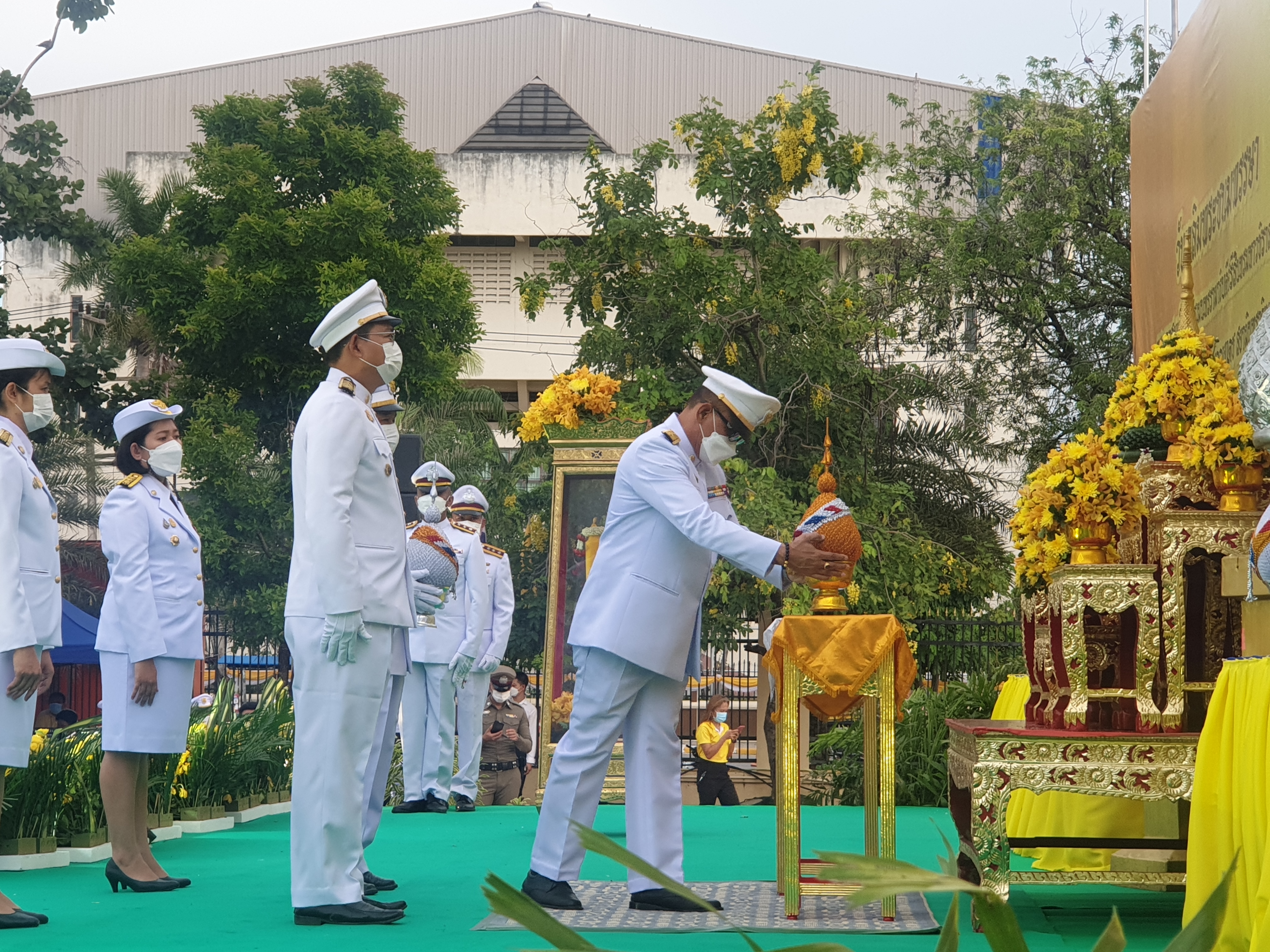 #พช_ชัยภูมิ ร่วมการประกอบพิธีถวายเครื่องราชสักการะและวางพานพุ่ม และพิธีจุดเทียนถวายพระพรชัยมงคล เฉลิมพระเกียรติพระบาทสมเด็จพระเจ้าอยู่หัว เนื่องในโอกาสวันเฉลิมพระชนมพรรษา วันที่ 28 กรกฎาคม 2565