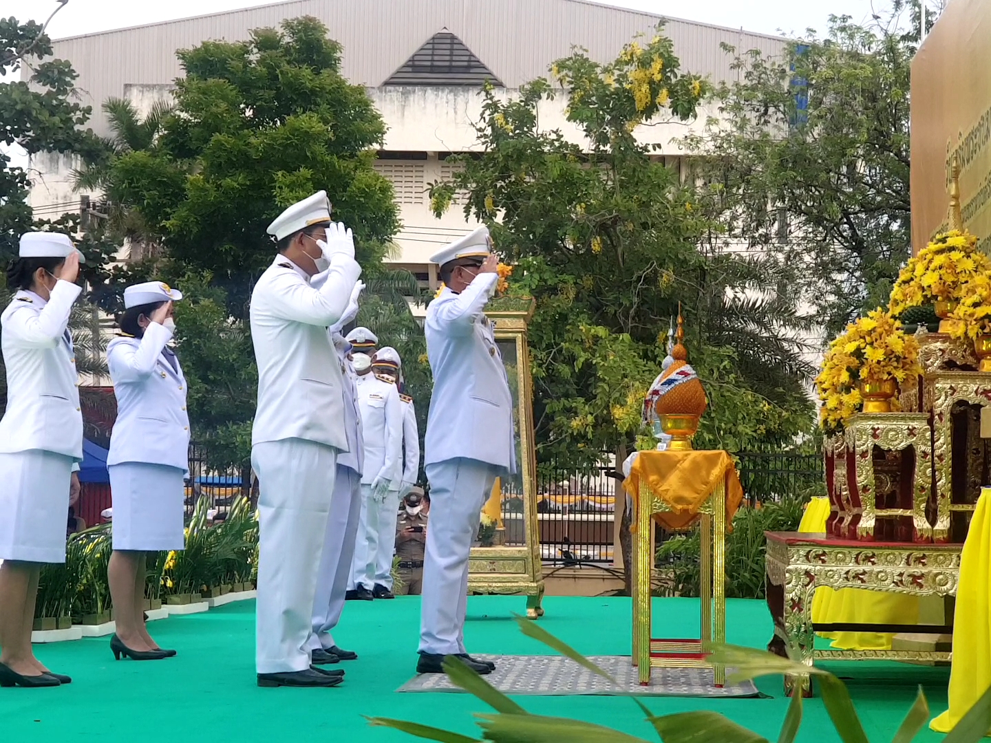 #พช_ชัยภูมิ ร่วมการประกอบพิธีถวายเครื่องราชสักการะและวางพานพุ่ม และพิธีจุดเทียนถวายพระพรชัยมงคล เฉลิมพระเกียรติพระบาทสมเด็จพระเจ้าอยู่หัว เนื่องในโอกาสวันเฉลิมพระชนมพรรษา วันที่ 28 กรกฎาคม 2565