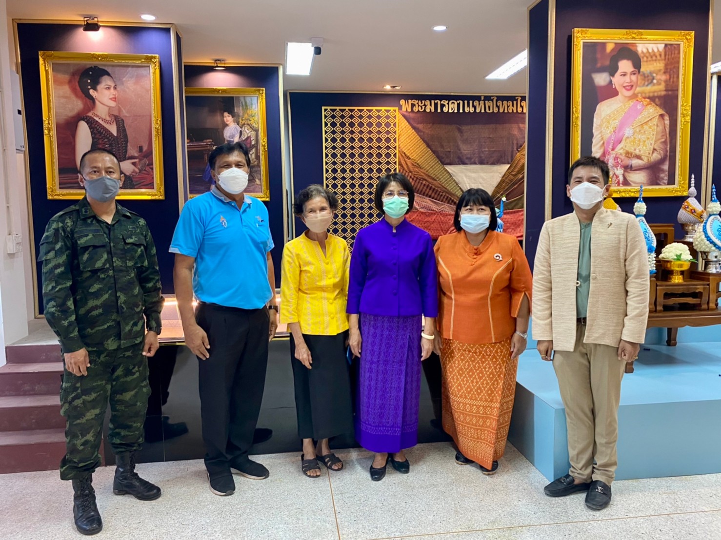 นางสงวน มะเสนา ผู้ตรวจราชการกรมการพัฒนาชุมชน เขตตรวจราชการที่ 13 ตรวจเยี่ยมกลุ่มทอผ้าไหมศูนย์ศิลปาชีพทุ่งกะมัง อ.หนองบัวแดง จ.ชัยภูมิ