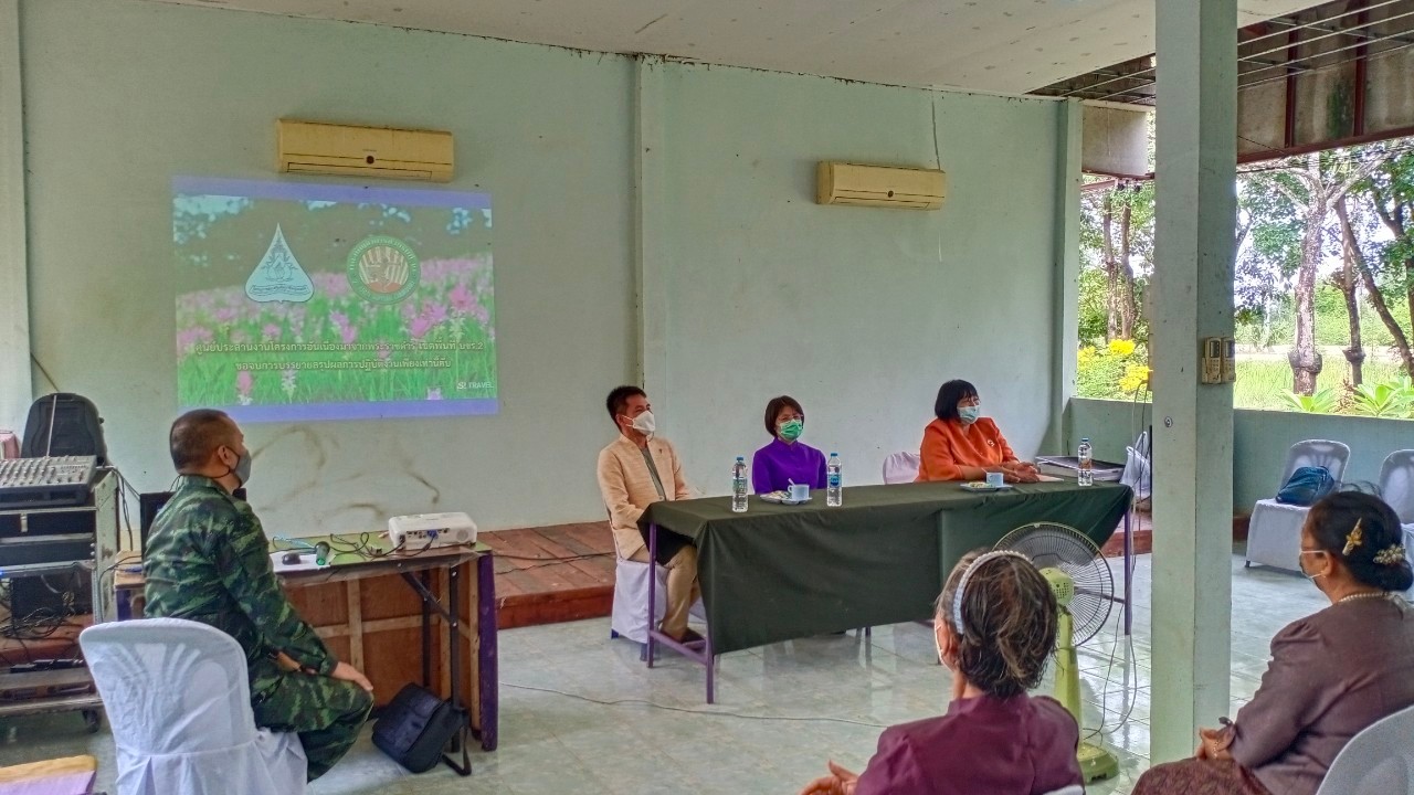 นางสงวน มะเสนา ผู้ตรวจราชการกรมการพัฒนาชุมชน เขตตรวจราชการที่ 13 ตรวจเยี่ยมกลุ่มทอผ้าไหมศูนย์ศิลปาชีพทุ่งกะมัง อ.หนองบัวแดง จ.ชัยภูมิ