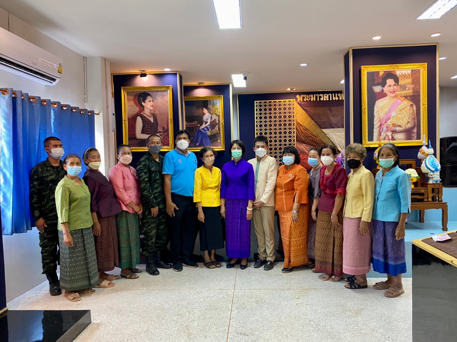 นางสงวน มะเสนา ผู้ตรวจราชการกรมการพัฒนาชุมชน เขตตรวจราชการที่ 13 ตรวจเยี่ยมกลุ่มทอผ้าไหมศูนย์ศิลปาชีพทุ่งกะมัง อ.หนองบัวแดง จ.ชัยภูมิ