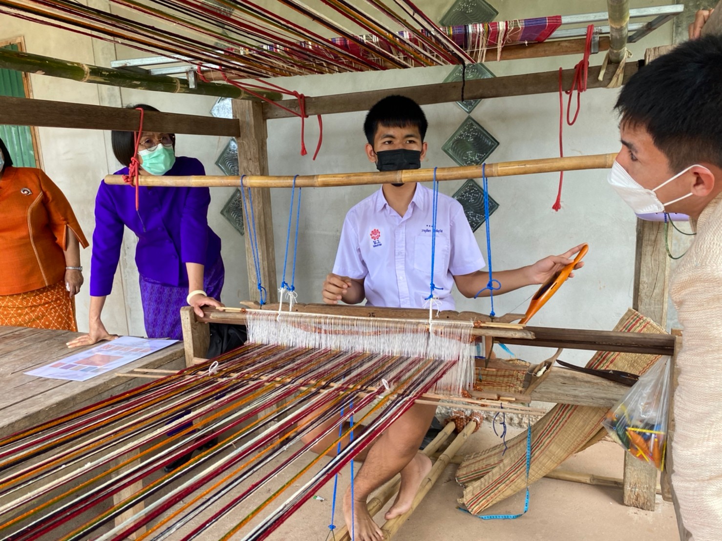 นางสงวน มะเสนา ผู้ตรวจราชการกรมการพัฒนาชุมชน เขตตรวจราชการที่ 13 ตรวจเยี่ยมกลุ่มทอผ้าไหมศูนย์ศิลปาชีพทุ่งกะมัง อ.หนองบัวแดง จ.ชัยภูมิ