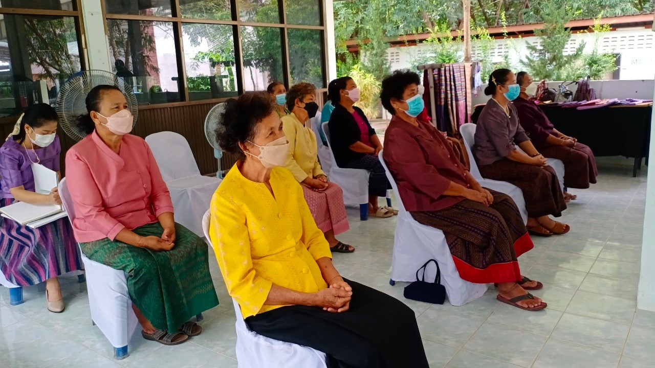 นางสงวน มะเสนา ผู้ตรวจราชการกรมการพัฒนาชุมชน เขตตรวจราชการที่ 13 ตรวจเยี่ยมกลุ่มทอผ้าไหมศูนย์ศิลปาชีพทุ่งกะมัง อ.หนองบัวแดง จ.ชัยภูมิ