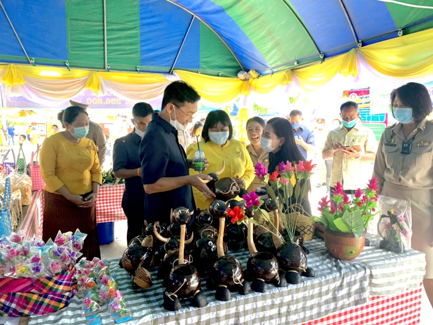 จังหวัดชัยภูมิ มอบทุนอุปการะเด็กตามโครงการกองทุนพัฒนาเด็กชนบทฯ จังหวัดชัยภูมิ จำนวน 214 ทุน ๆ ละ 1,200 บาท เป็นเงิน 256,800 บาท