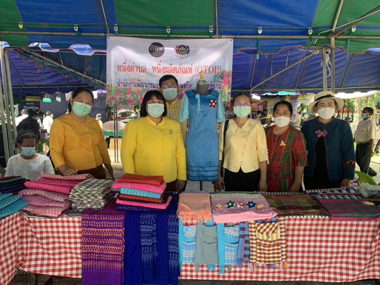 จังหวัดชัยภูมิ มอบทุนอุปการะเด็กตามโครงการกองทุนพัฒนาเด็กชนบทฯ จังหวัดชัยภูมิ จำนวน 214 ทุน ๆ ละ 1,200 บาท เป็นเงิน 256,800 บาท