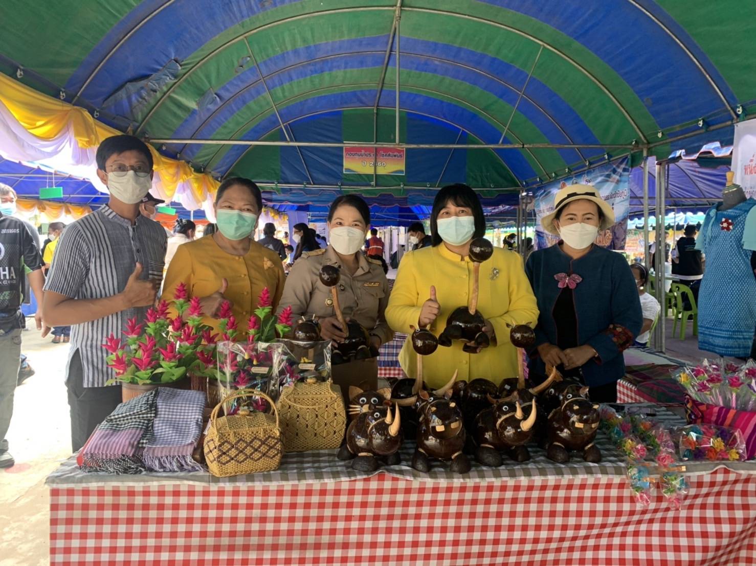 จังหวัดชัยภูมิ มอบทุนอุปการะเด็กตามโครงการกองทุนพัฒนาเด็กชนบทฯ จังหวัดชัยภูมิ จำนวน 214 ทุน ๆ ละ 1,200 บาท เป็นเงิน 256,800 บาท