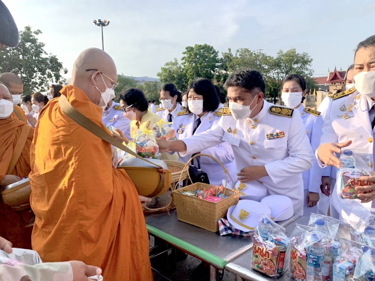 #พช_ชัยภูมิ ร่วมพิธีทำบุญตักบาตรถวายพระราชกุศล และพิธีถวายสัตย์ปฏิญาณเพื่อเป็นข้าราชการที่ดีและพลังของแผ่นดิน เนื่องในโอกาสวันเฉลิมพระชนมพรรษา วันที่ 28 กรกฎาคม 2565 
