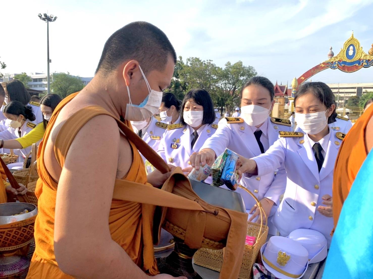 #พช_ชัยภูมิ ร่วมพิธีทำบุญตักบาตรถวายพระราชกุศล และพิธีถวายสัตย์ปฏิญาณเพื่อเป็นข้าราชการที่ดีและพลังของแผ่นดิน เนื่องในโอกาสวันเฉลิมพระชนมพรรษา วันที่ 28 กรกฎาคม 2565 