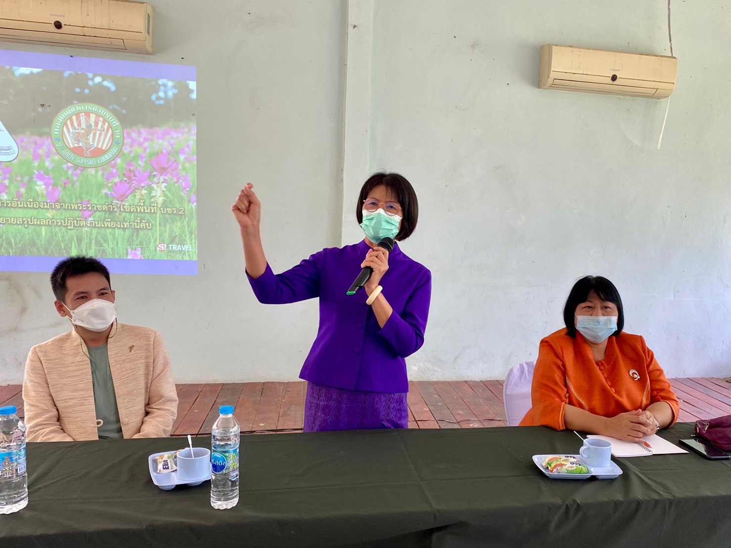 นางสงวน มะเสนา ผู้ตรวจราชการกรมการพัฒนาชุมชน เขตตรวจราชการที่ 13 ตรวจเยี่ยมกลุ่มทอผ้าไหมศูนย์ศิลปาชีพทุ่งกะมัง อ.หนองบัวแดง จ.ชัยภูมิ