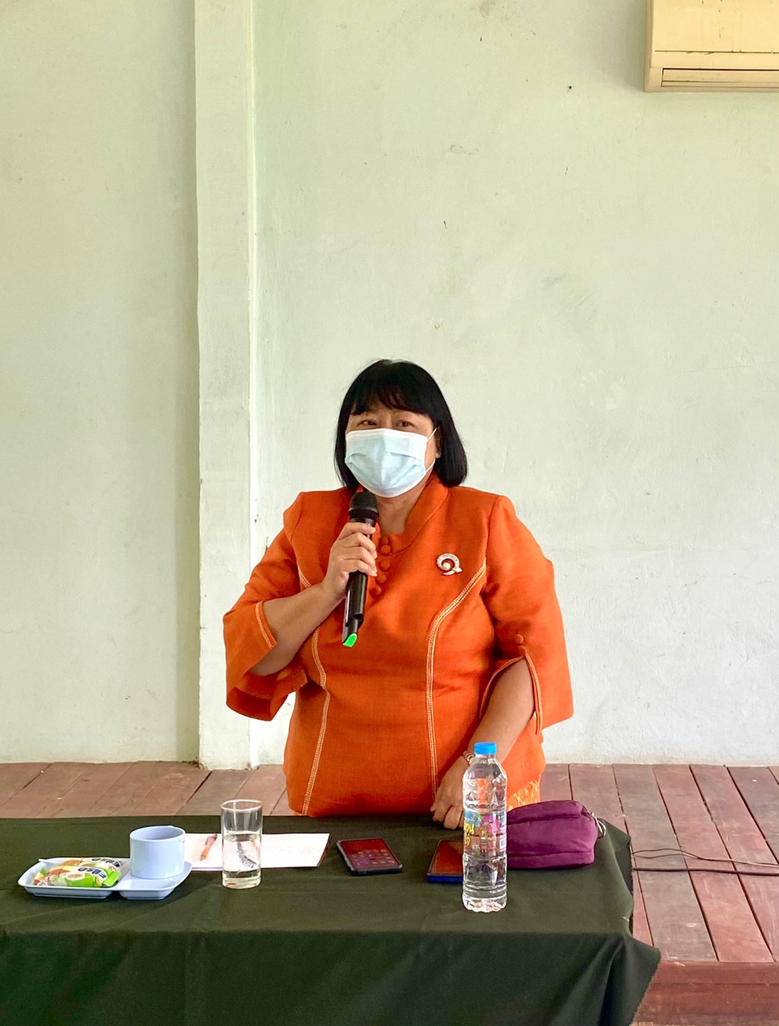 นางสงวน มะเสนา ผู้ตรวจราชการกรมการพัฒนาชุมชน เขตตรวจราชการที่ 13 ตรวจเยี่ยมกลุ่มทอผ้าไหมศูนย์ศิลปาชีพทุ่งกะมัง อ.หนองบัวแดง จ.ชัยภูมิ