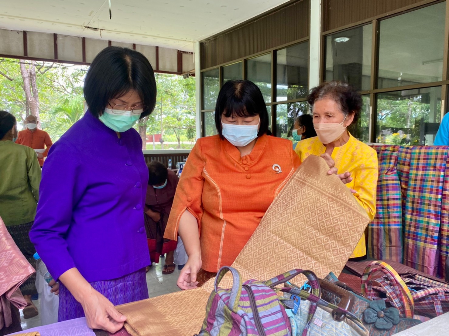 นางสงวน มะเสนา ผู้ตรวจราชการกรมการพัฒนาชุมชน เขตตรวจราชการที่ 13 ตรวจเยี่ยมกลุ่มทอผ้าไหมศูนย์ศิลปาชีพทุ่งกะมัง อ.หนองบัวแดง จ.ชัยภูมิ