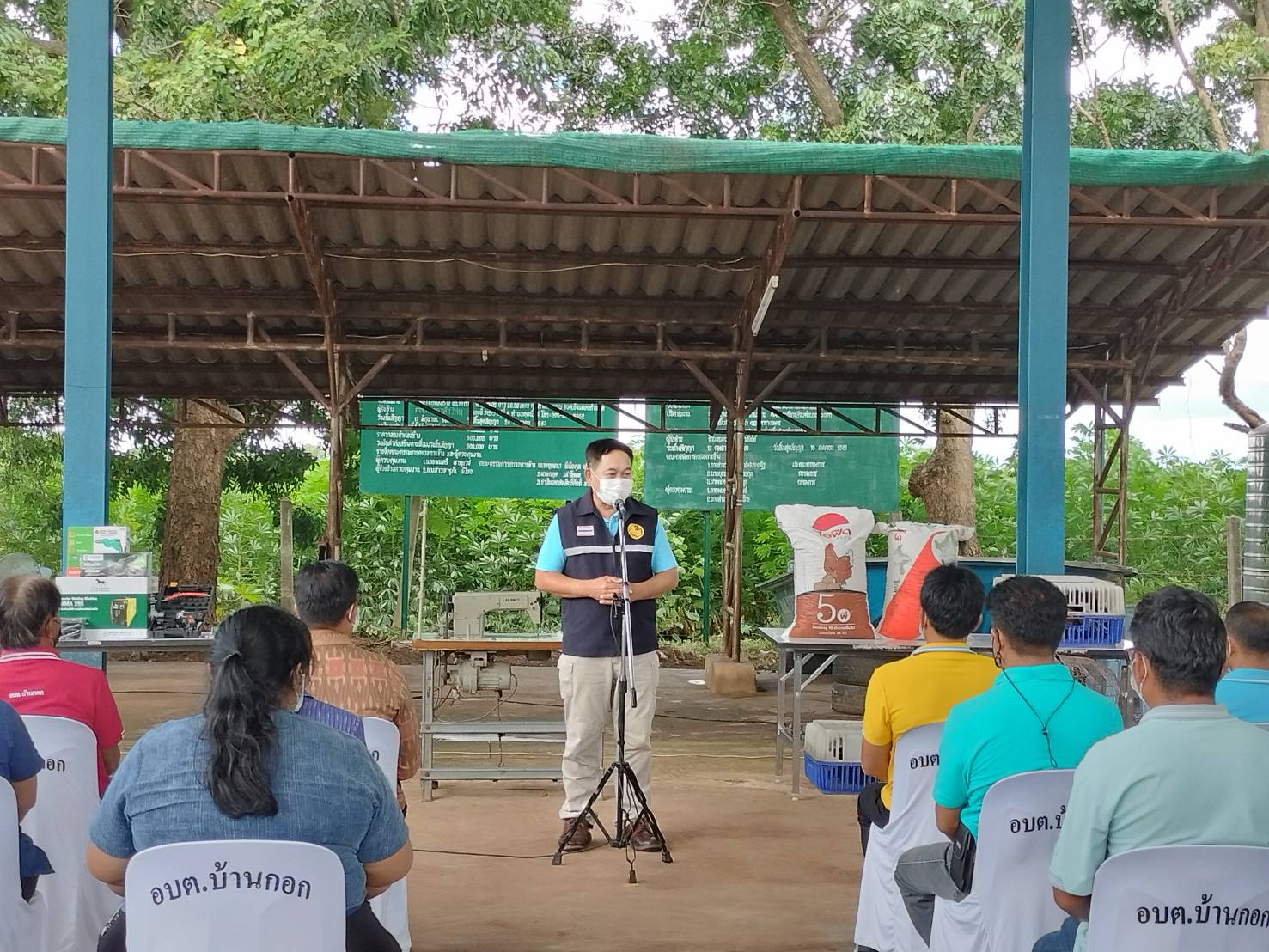 #พช_ชัยภูมิ ร่วมกิจกรรมการสนับสนุนและตรวจติดตามการดำเนินงาน 1 ครัวเรือน 1 ตำบล ต้นแบบ และมอบเงินสนับสนุนจากกองทุนถวายช้างแด่เจ้าพ่อพญาแลเพื่อใช้ในการขับเคลื่อนนโยบายการขจัดความยากจนและพัฒนาคนทุกช่วงวัยอย่างยั่งยืนตามหลักปรัชญาของเศรษฐกิจพอเพียงในพื้นที่อำเภอจัตุรัส