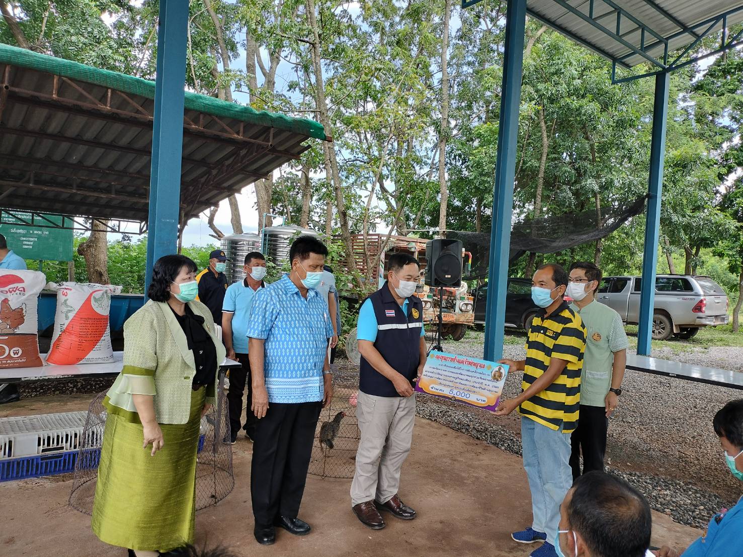 #พช_ชัยภูมิ ร่วมกิจกรรมการสนับสนุนและตรวจติดตามการดำเนินงาน 1 ครัวเรือน 1 ตำบล ต้นแบบ และมอบเงินสนับสนุนจากกองทุนถวายช้างแด่เจ้าพ่อพญาแลเพื่อใช้ในการขับเคลื่อนนโยบายการขจัดความยากจนและพัฒนาคนทุกช่วงวัยอย่างยั่งยืนตามหลักปรัชญาของเศรษฐกิจพอเพียงในพื้นที่อำเภอจัตุรัส