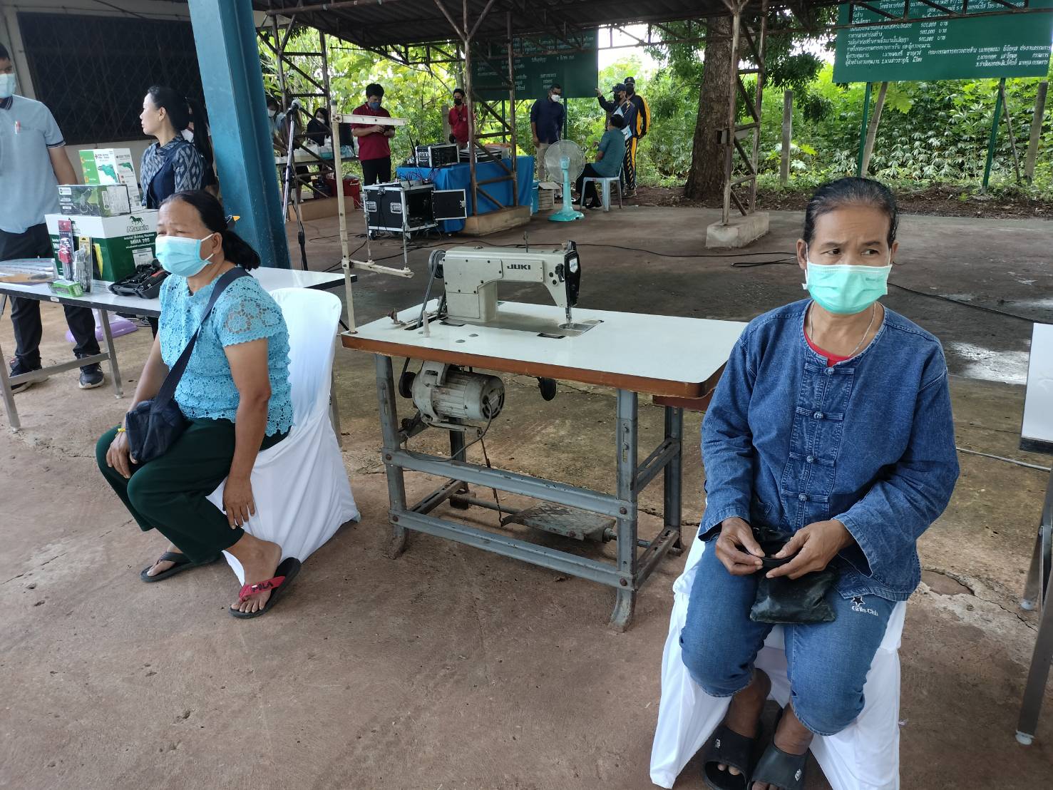 #พช_ชัยภูมิ ร่วมกิจกรรมการสนับสนุนและตรวจติดตามการดำเนินงาน 1 ครัวเรือน 1 ตำบล ต้นแบบ และมอบเงินสนับสนุนจากกองทุนถวายช้างแด่เจ้าพ่อพญาแลเพื่อใช้ในการขับเคลื่อนนโยบายการขจัดความยากจนและพัฒนาคนทุกช่วงวัยอย่างยั่งยืนตามหลักปรัชญาของเศรษฐกิจพอเพียงในพื้นที่อำเภอจัตุรัส