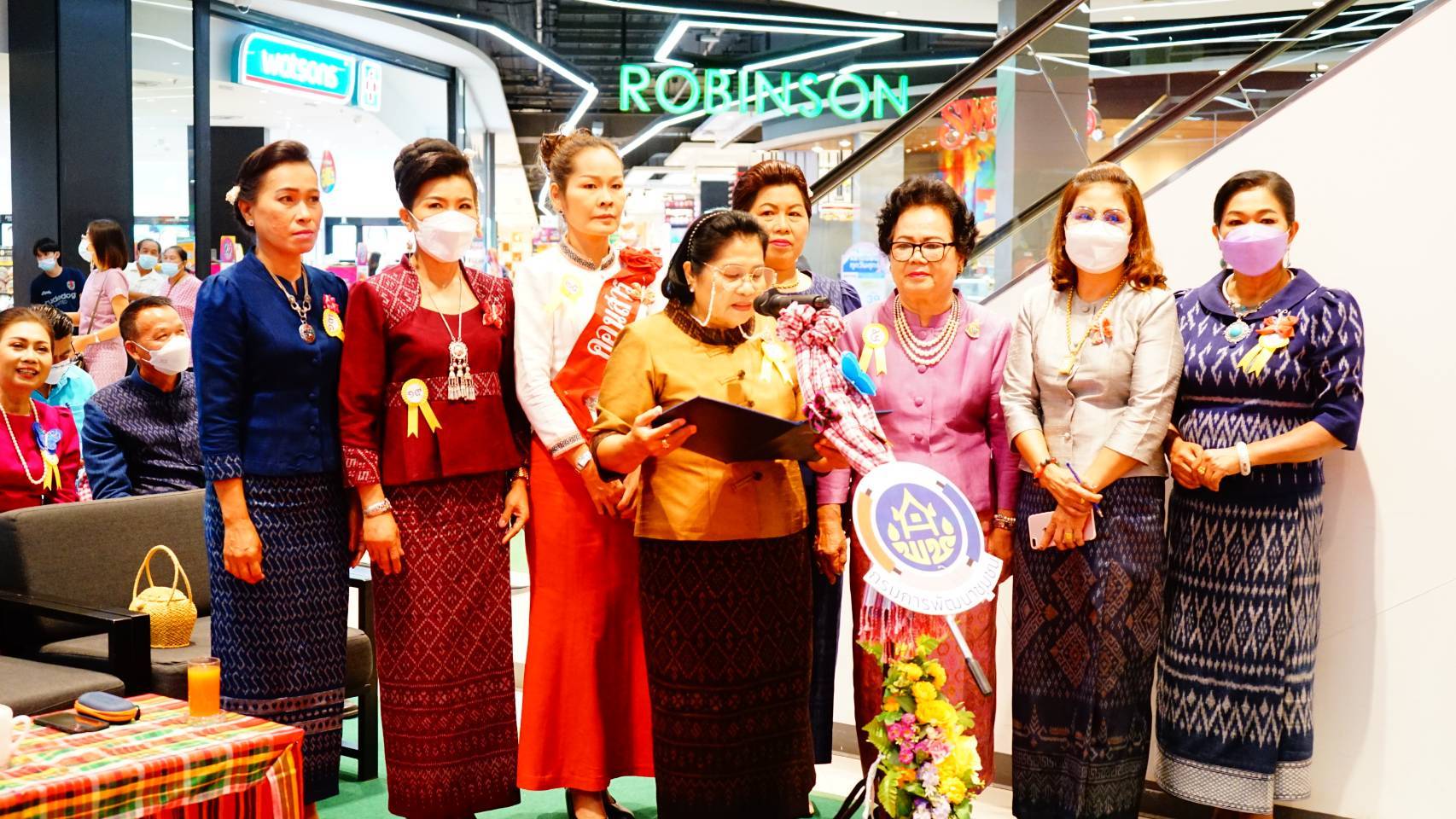 ???พช.ชัยภูมิ ร่วมกับ คณะกรรมการพัฒนาสตรีจังหวัดชัยภูมิ จัดกิจกรรมสืบสาน อนุรักษ์ผ้าถิ่นไทยชัยภูมิ เนื่องในวันสตรีไทย 1 สิงหาคม ???