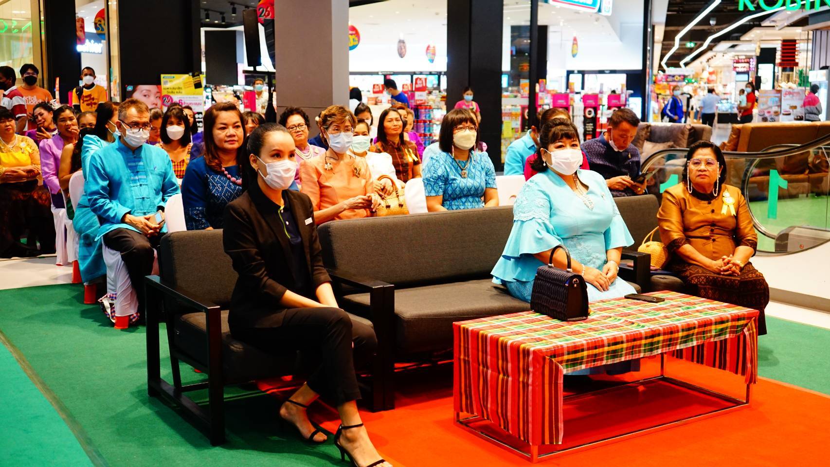 ???พช.ชัยภูมิ ร่วมกับ คณะกรรมการพัฒนาสตรีจังหวัดชัยภูมิ จัดกิจกรรมสืบสาน อนุรักษ์ผ้าถิ่นไทยชัยภูมิ เนื่องในวันสตรีไทย 1 สิงหาคม ???