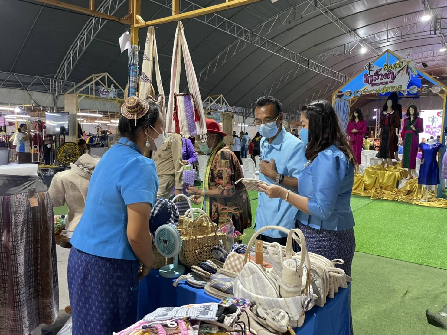 #พช_ชัยภูมิ จัดงาน “ชัยภูมิพลิ้วผ้าแพรพรรณ สร้างสรรค์สู่สากล” กิจกรรมจัดแสดง จำหน่ายสินค้า และแสดงแฟชั่นโชว์ ตามโครงการพัฒนาการแปรรูปสินค้าเกษตรเพื่อให้ได้มาตรฐาน (งบพัฒนาจังหวัด)