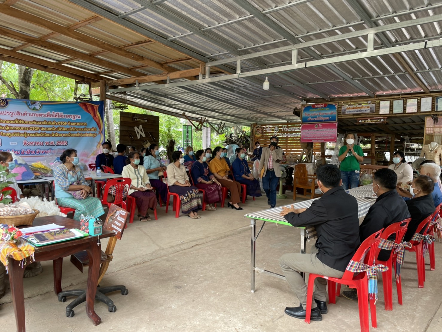 #พช_ชัยภูมิ นำคณะกรรมการธรรมมาภิบาลจังหวัดชัยภูมิ ติดตามการดำเนินงานโครงการพัฒนาการแปรรูปสินค้าเกษตรเพื่อให้ได้มาตรฐาน กิจกรรมที่ 3 การพัฒนาศักยภาพกลุ่มผู้ผลิต ผู้ประกอบการ OTOP ประเภทผ้า (ผ้าไหม ผ้าฝ้าย และผ้าขาวม้า) (งบพัฒนาจังหวัด)