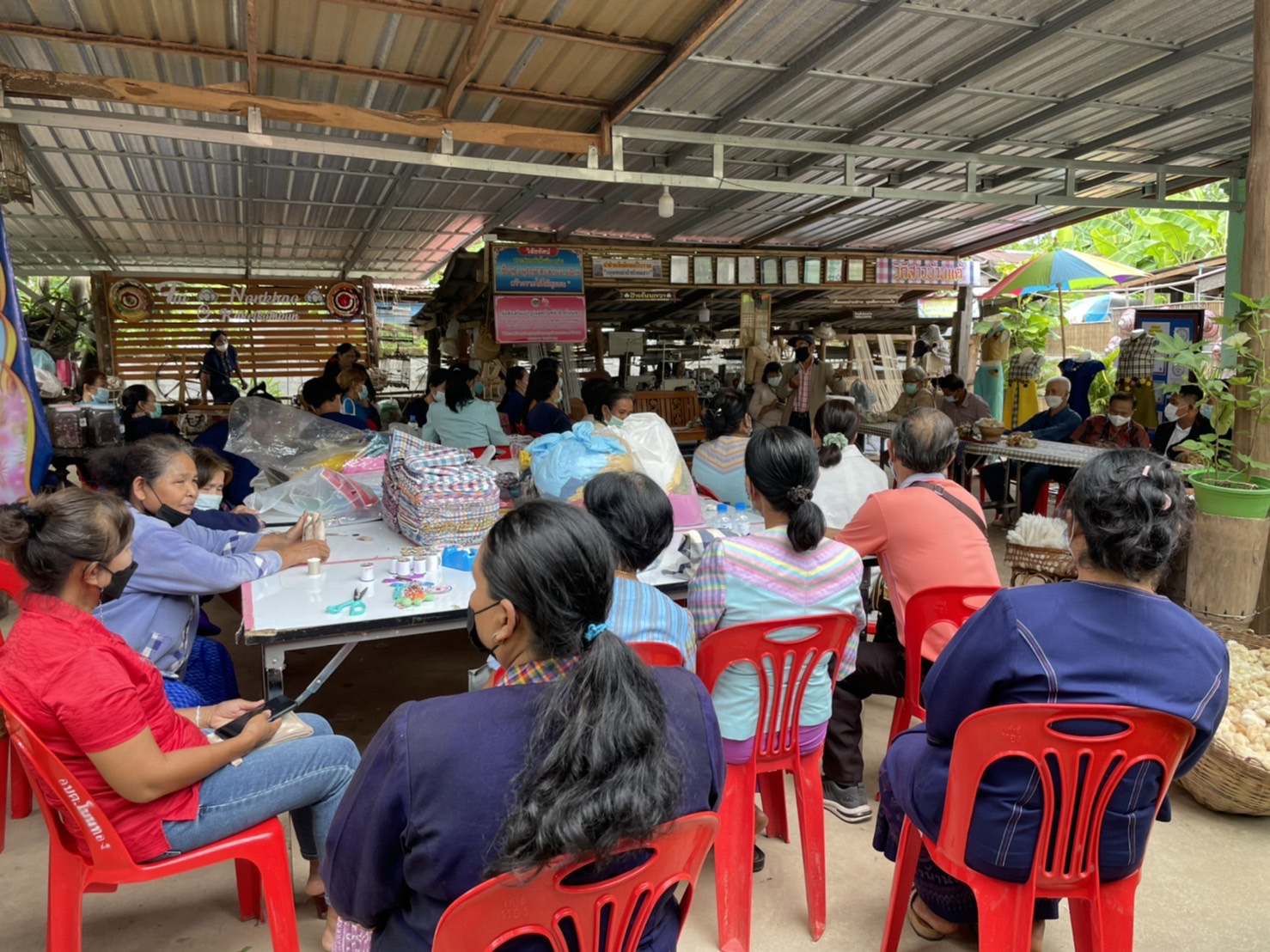 #พช_ชัยภูมิ นำคณะกรรมการธรรมมาภิบาลจังหวัดชัยภูมิ ติดตามการดำเนินงานโครงการพัฒนาการแปรรูปสินค้าเกษตรเพื่อให้ได้มาตรฐาน กิจกรรมที่ 3 การพัฒนาศักยภาพกลุ่มผู้ผลิต ผู้ประกอบการ OTOP ประเภทผ้า (ผ้าไหม ผ้าฝ้าย และผ้าขาวม้า) (งบพัฒนาจังหวัด)