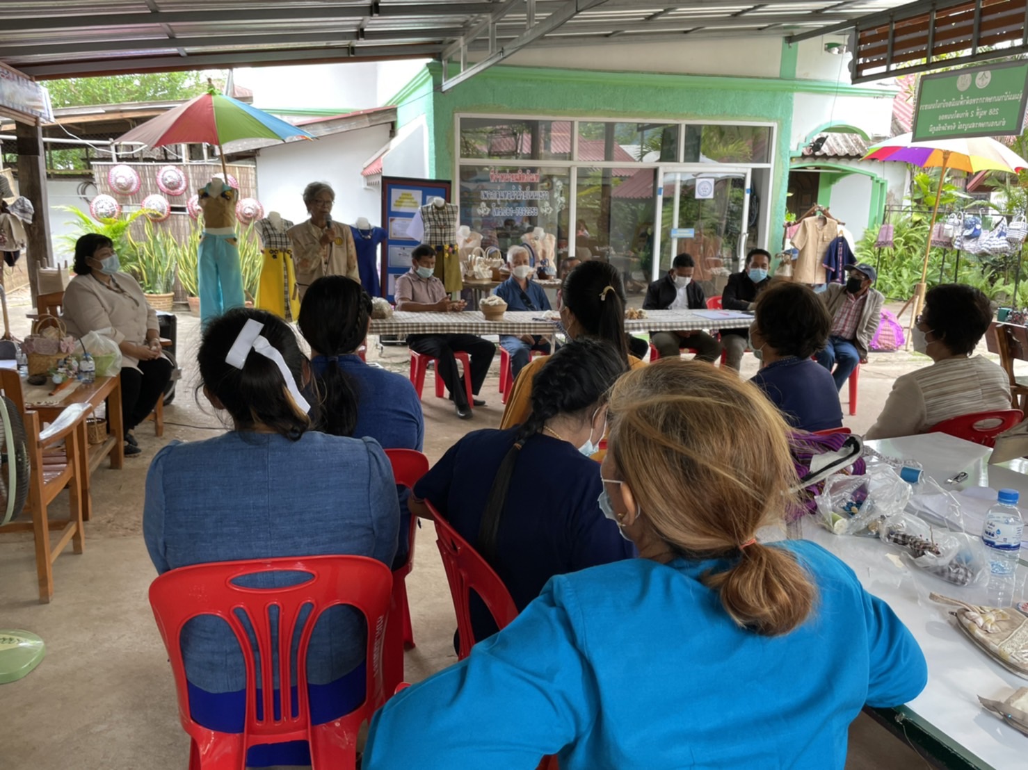 #พช_ชัยภูมิ นำคณะกรรมการธรรมมาภิบาลจังหวัดชัยภูมิ ติดตามการดำเนินงานโครงการพัฒนาการแปรรูปสินค้าเกษตรเพื่อให้ได้มาตรฐาน กิจกรรมที่ 3 การพัฒนาศักยภาพกลุ่มผู้ผลิต ผู้ประกอบการ OTOP ประเภทผ้า (ผ้าไหม ผ้าฝ้าย และผ้าขาวม้า) (งบพัฒนาจังหวัด)