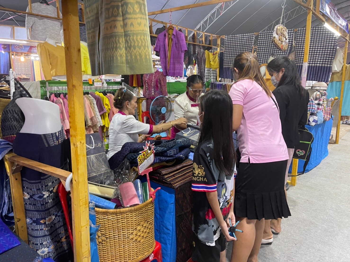 #พช_ชัยภูมิ จัดงาน “ชัยภูมิพลิ้วผ้าแพรพรรณ สร้างสรรค์สู่สากล” กิจกรรมจัดแสดง จำหน่ายสินค้า และแสดงแฟชั่นโชว์ ตามโครงการพัฒนาการแปรรูปสินค้าเกษตรเพื่อให้ได้มาตรฐาน (งบพัฒนาจังหวัด)