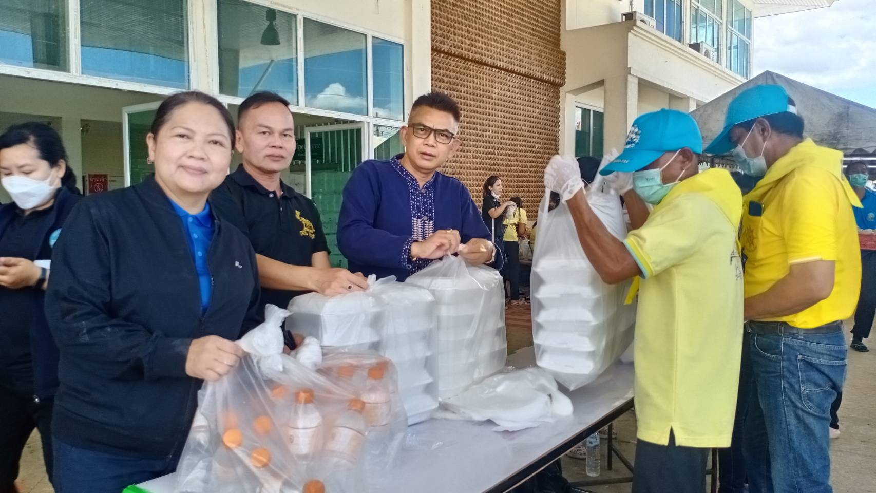 #พช_ชัยภูมิ ร่วมกิจกรรมโรงครัวพระราชทาน มูลนิธิอาสาเพื่อนพึ่ง (ภาฯ) ยามยาก สภากาชาดไทย