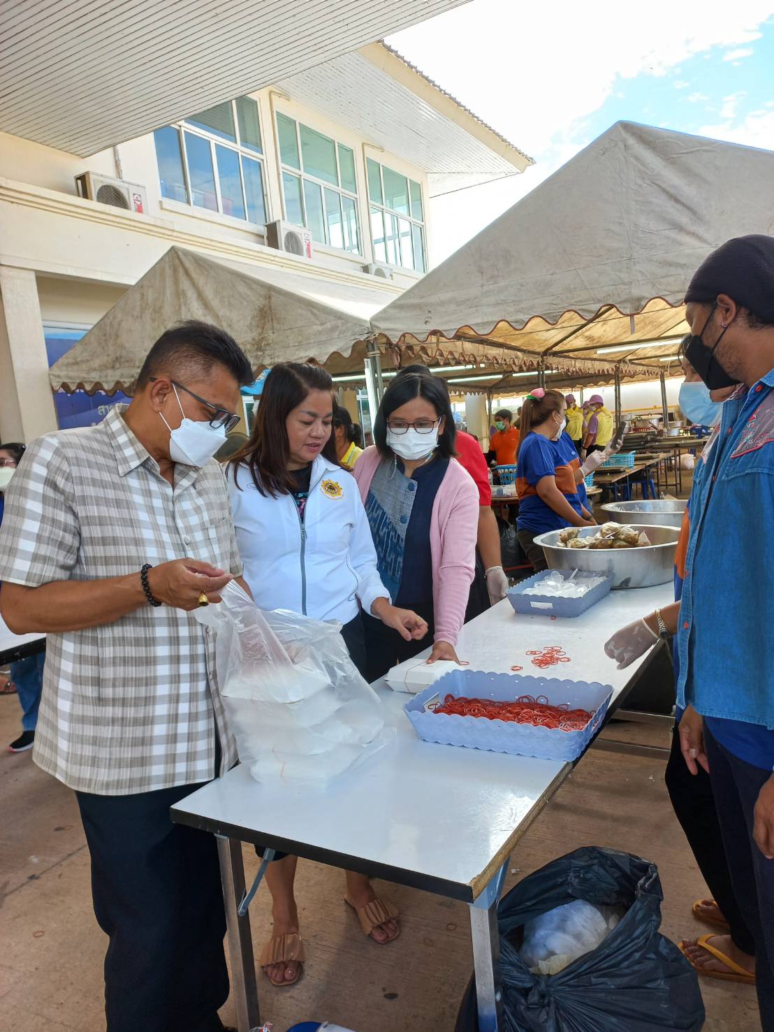 #พช_ชัยภูมิ ร่วมกิจกรรมโรงครัวพระราชทาน มูลนิธิอาสาเพื่อนพึ่ง (ภาฯ) ยามยาก สภากาชาดไทย