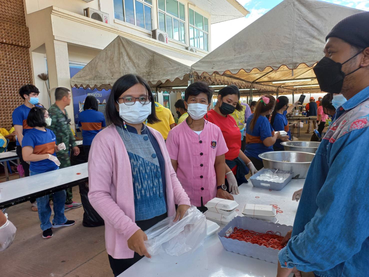 #พช_ชัยภูมิ ร่วมกิจกรรมโรงครัวพระราชทาน มูลนิธิอาสาเพื่อนพึ่ง (ภาฯ) ยามยาก สภากาชาดไทย