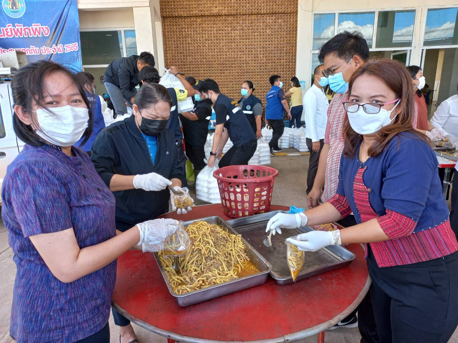 #พช_ชัยภูมิ ร่วมกิจกรรมโรงครัวพระราชทาน มูลนิธิอาสาเพื่อนพึ่ง (ภาฯ) ยามยาก สภากาชาดไทย