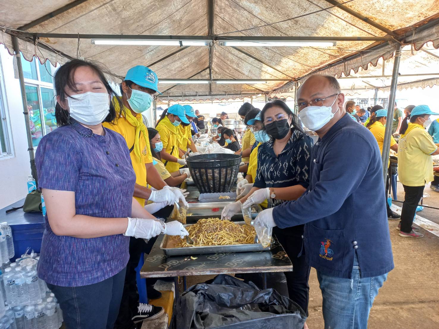 #พช_ชัยภูมิ ร่วมกิจกรรมโรงครัวพระราชทาน มูลนิธิอาสาเพื่อนพึ่ง (ภาฯ) ยามยาก สภากาชาดไทย