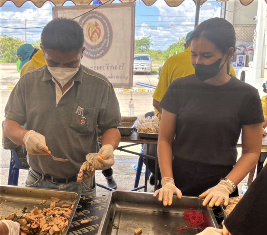 #พช_ชัยภูมิ ร่วมกิจกรรมโรงครัวพระราชทาน มูลนิธิอาสาเพื่อนพึ่ง (ภาฯ) ยามยาก สภากาชาดไทย
