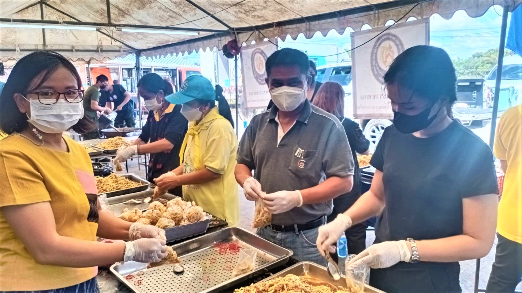 #พช_ชัยภูมิ ร่วมกิจกรรมโรงครัวพระราชทาน มูลนิธิอาสาเพื่อนพึ่ง (ภาฯ) ยามยาก สภากาชาดไทย