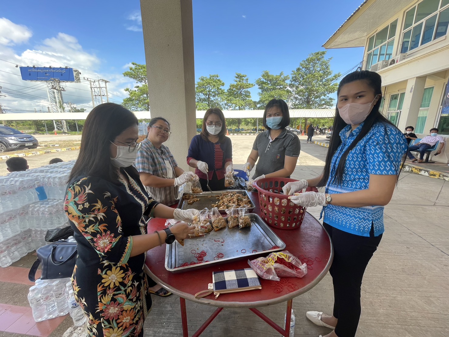#พช_ชัยภูมิ ร่วมกิจกรรมโรงครัวพระราชทาน มูลนิธิอาสาเพื่อนพึ่ง (ภาฯ) ยามยาก สภากาชาดไทย