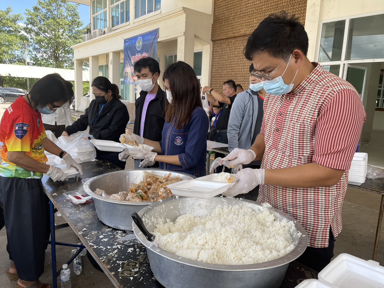 #พช_ชัยภูมิ ร่วมกิจกรรมโรงครัวพระราชทาน มูลนิธิอาสาเพื่อนพึ่ง (ภาฯ) ยามยาก สภากาชาดไทย