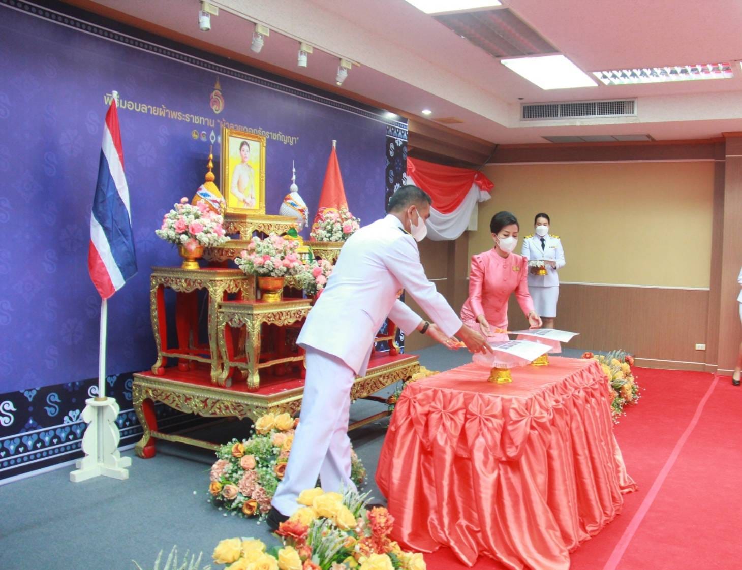 จังหวัดชัยภูมิ จัดพิธีมอบลายผ้าพระราชทาน “ผ้าลายดอกรักราชกัญญา”ด้วยสำนึกในพระกรุณาธิคุณของสมเด็จพระเจ้าลูกเธอ เจ้าฟ้าสิริวัณณวรี นารีรัตนราชกัญญาในการยกระดับผลิตภัณฑ์ผ้าไทย