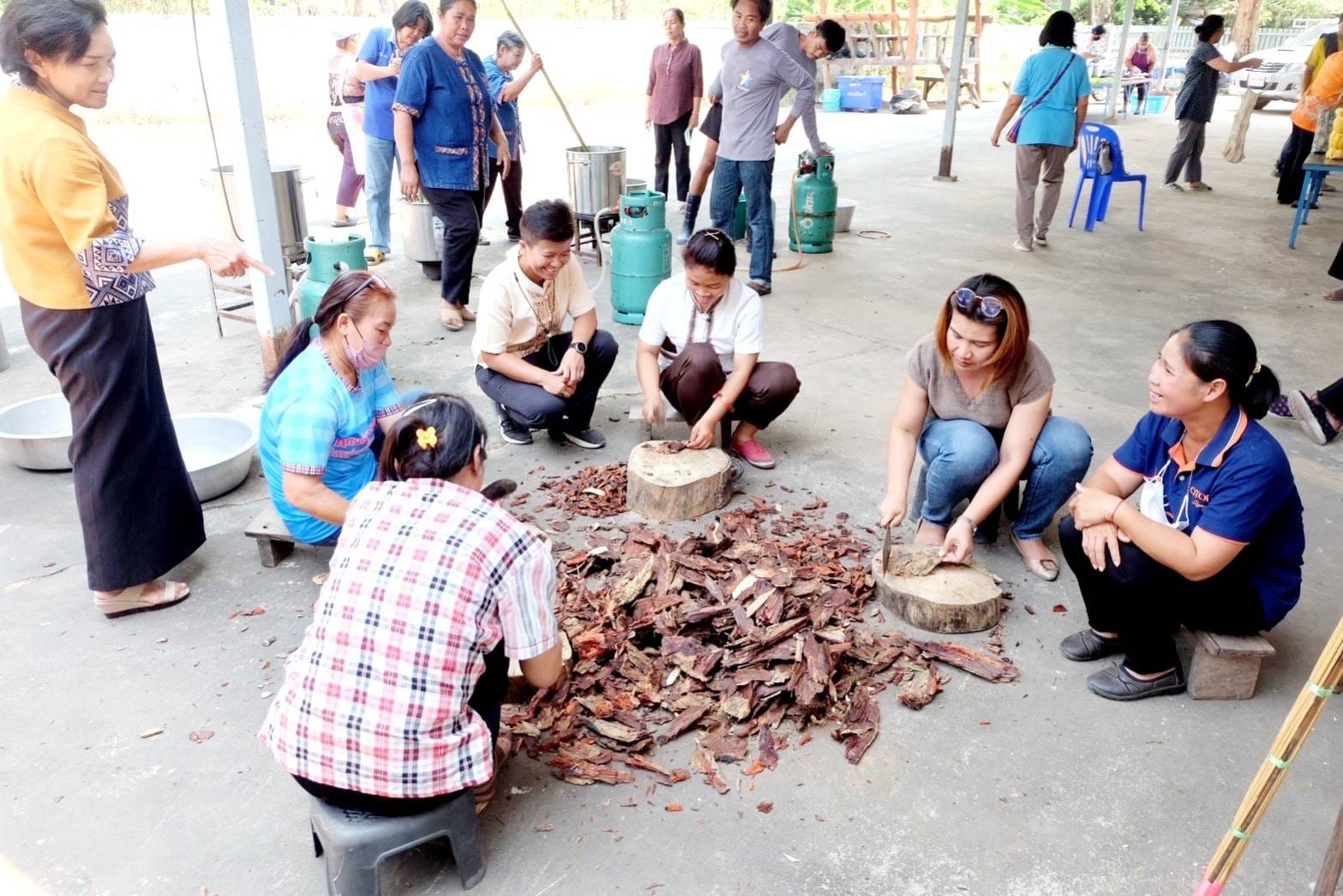 จังหวัดชัยภูมิ  ส่งเสริมการพัฒนาทักษะ/เทคนิคการย้อมสีธรรมชาติ จุดฐานเรียนรู้กลุ่มทอผ้าไหมบ้านหัน หมู่ที่ 5 ตำบลบ้านหัน อำเภอเกษตรสมบูรณ์ จังหวัดชัยภูมิ