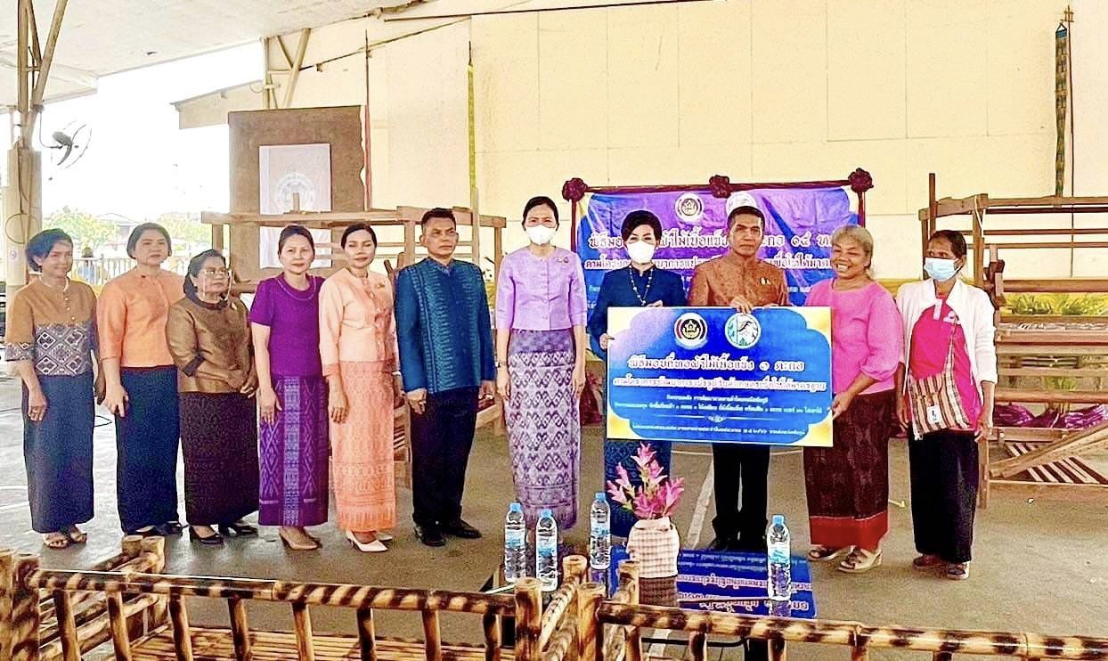 จังหวัดชัยภูมิ มอบกี่ทอผ้าระบบ 3 ตะกอ เพื่อยกระดับและเพิ่มประสิทธิภาพการทอผ้าของผู้ผลิต ผู้ประกอบการผ้าพัฒนาเศรษฐกิจฐานรากมั่นคง