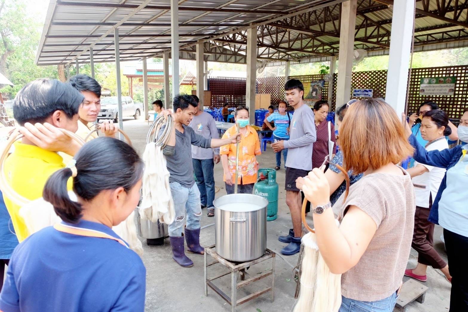 จังหวัดชัยภูมิ  ส่งเสริมการพัฒนาทักษะ/เทคนิคการย้อมสีธรรมชาติ จุดฐานเรียนรู้กลุ่มทอผ้าไหมบ้านหัน หมู่ที่ 5 ตำบลบ้านหัน อำเภอเกษตรสมบูรณ์ จังหวัดชัยภูมิ