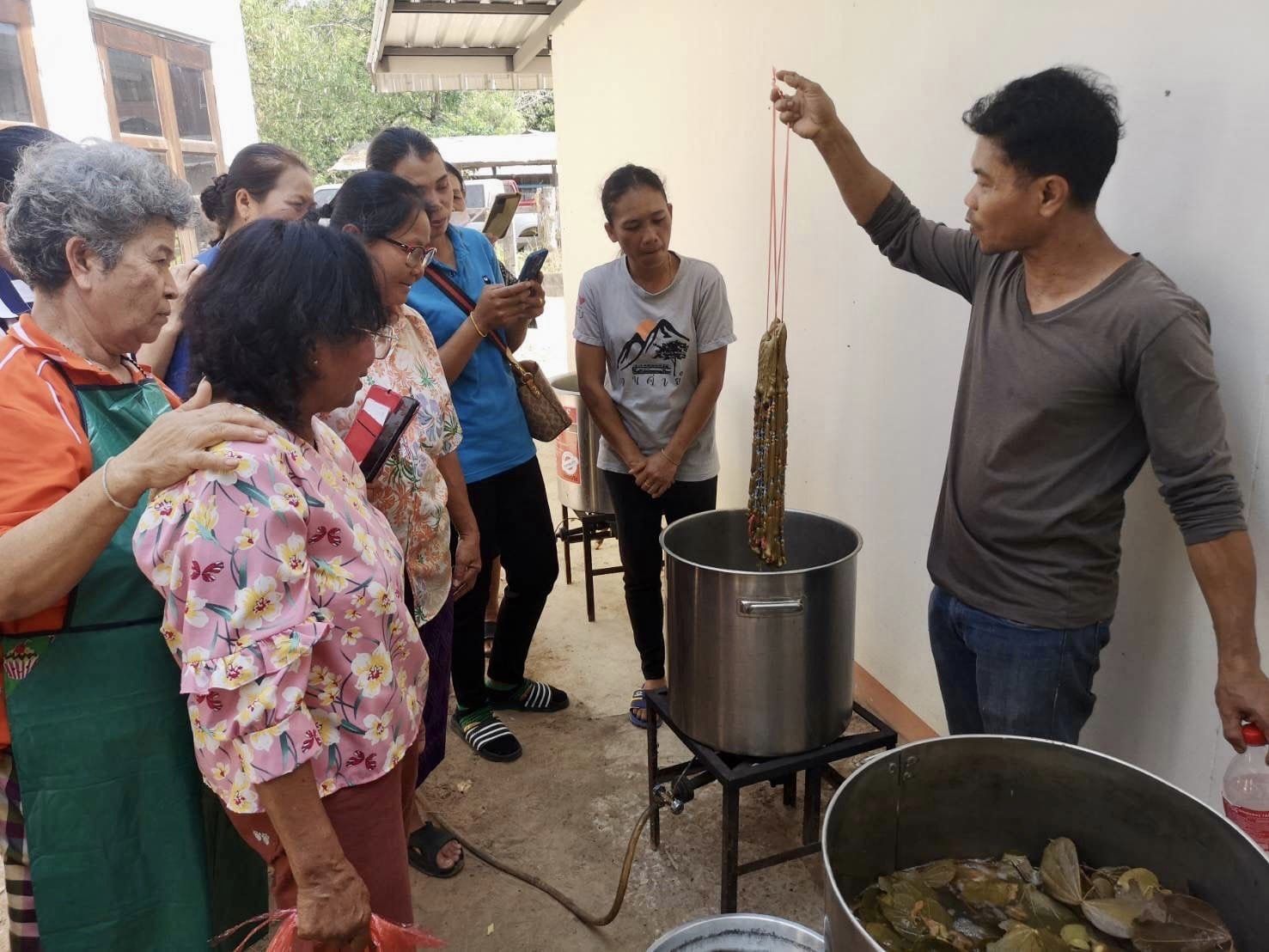 จังหวัดชัยภูมิ ส่งเสริมการพัฒนาทักษะ/เทคนิคการย้อมสีธรรมชาติ