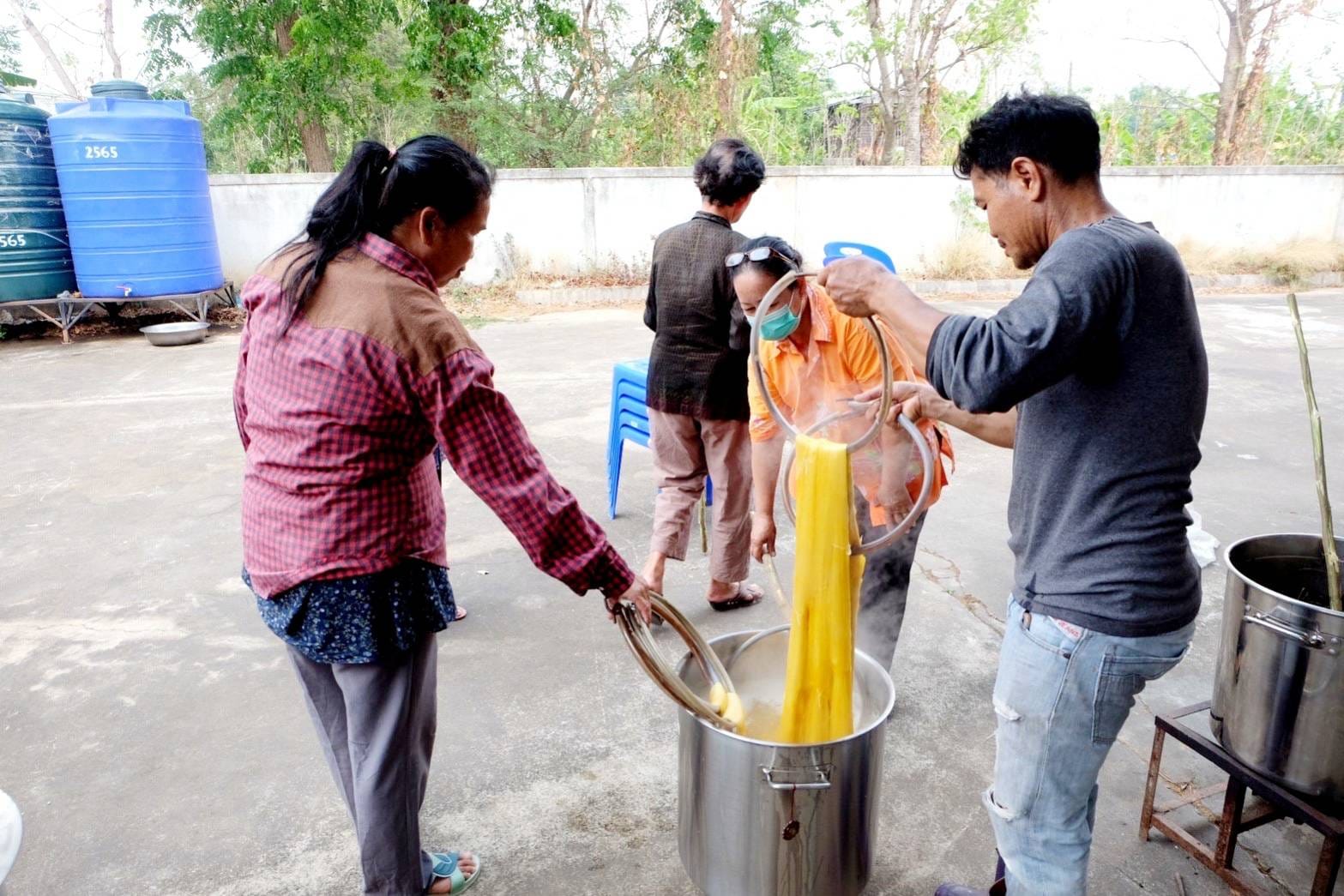 จังหวัดชัยภูมิ  ส่งเสริมการพัฒนาทักษะ/เทคนิคการย้อมสีธรรมชาติ จุดฐานเรียนรู้กลุ่มทอผ้าไหมบ้านหัน หมู่ที่ 5 ตำบลบ้านหัน อำเภอเกษตรสมบูรณ์ จังหวัดชัยภูมิ