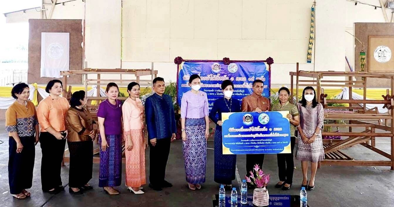 จังหวัดชัยภูมิ มอบกี่ทอผ้าระบบ 3 ตะกอ เพื่อยกระดับและเพิ่มประสิทธิภาพการทอผ้าของผู้ผลิต ผู้ประกอบการผ้าพัฒนาเศรษฐกิจฐานรากมั่นคง