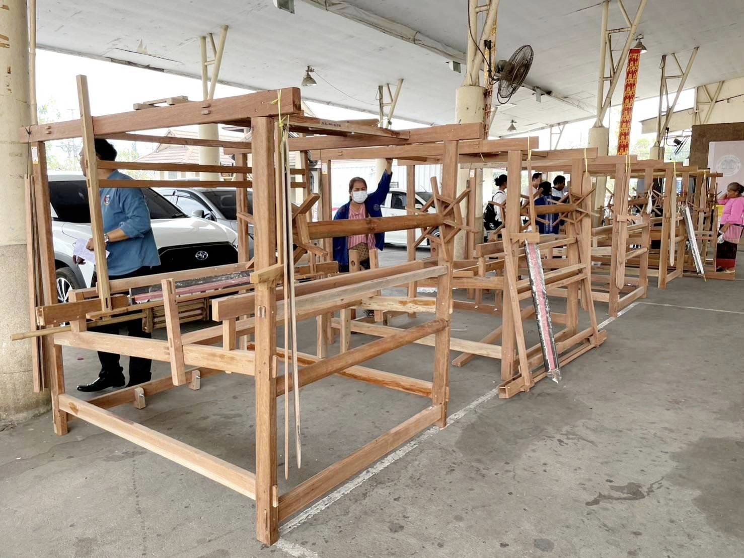 จังหวัดชัยภูมิ มอบกี่ทอผ้าระบบ 3 ตะกอ เพื่อยกระดับและเพิ่มประสิทธิภาพการทอผ้าของผู้ผลิต ผู้ประกอบการผ้าพัฒนาเศรษฐกิจฐานรากมั่นคง