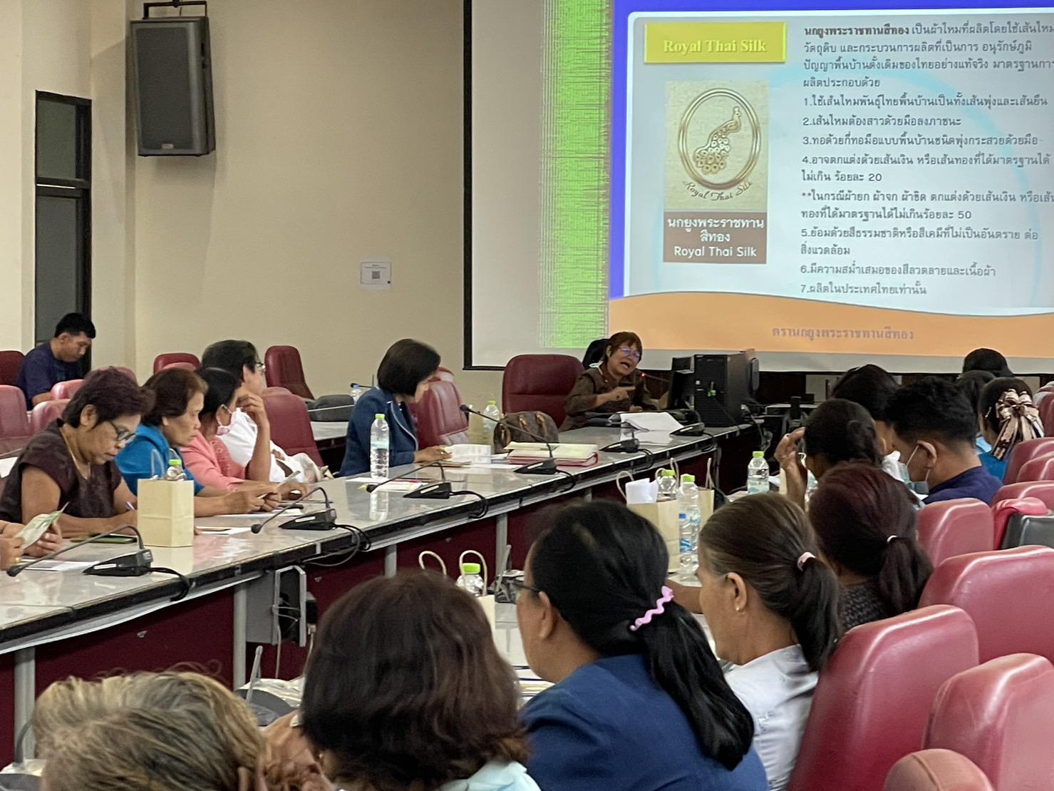 พช.ชัยภูมิ ส่งเสริมผลิตภัณฑ์ทอผ้ามือจังหวัดชัยภูมิให้มีมาตรฐาน