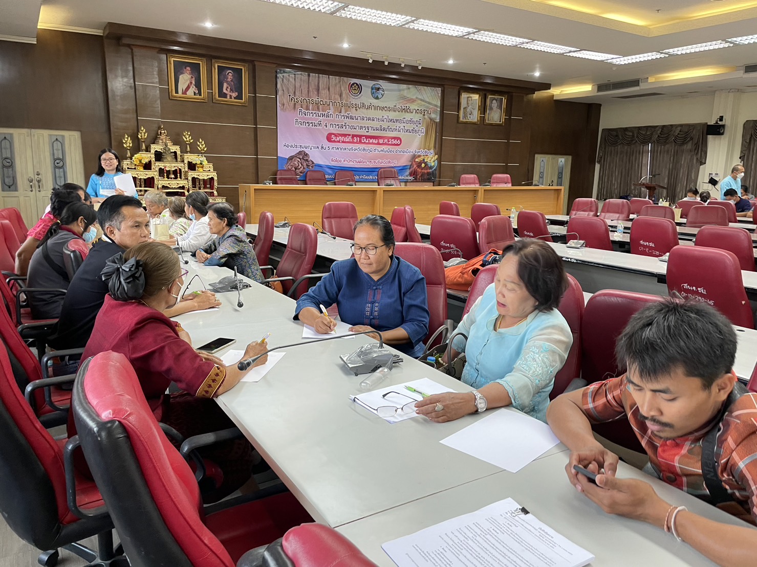 พช.ชัยภูมิ ส่งเสริมผลิตภัณฑ์ทอผ้ามือจังหวัดชัยภูมิให้มีมาตรฐาน