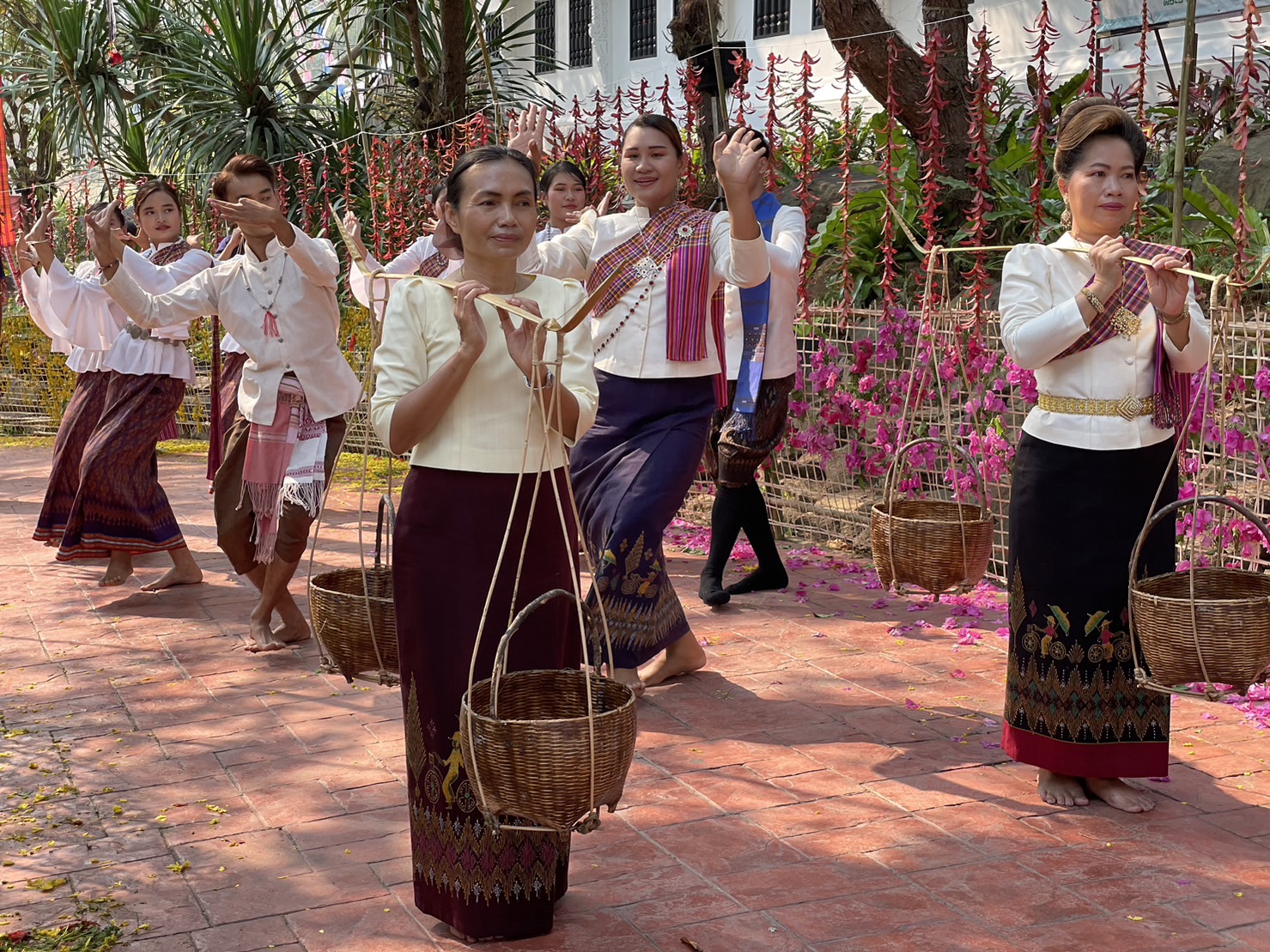 #พช.ชัยภูมิ ร่วมพิธีเปิดโครงการ “หาบน้ำเขื่อนฮดธาตุ พระธาตุชัยภูมิ” และส่งเสริม สนับสนุนร้านค้า OTOP ของดีเมืองพญาแล จำหน่ายแก่นักท่องเที่ยวช่วงเทศกาลสงกรานต์ ประจำปี 2566 