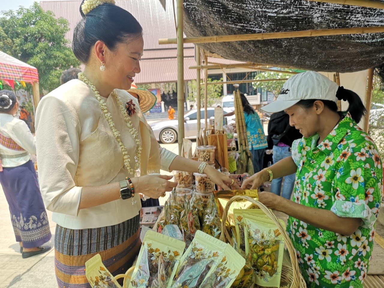 #พช.ชัยภูมิ ร่วมพิธีเปิดโครงการ “หาบน้ำเขื่อนฮดธาตุ พระธาตุชัยภูมิ” และส่งเสริม สนับสนุนร้านค้า OTOP ของดีเมืองพญาแล จำหน่ายแก่นักท่องเที่ยวช่วงเทศกาลสงกรานต์ ประจำปี 2566 