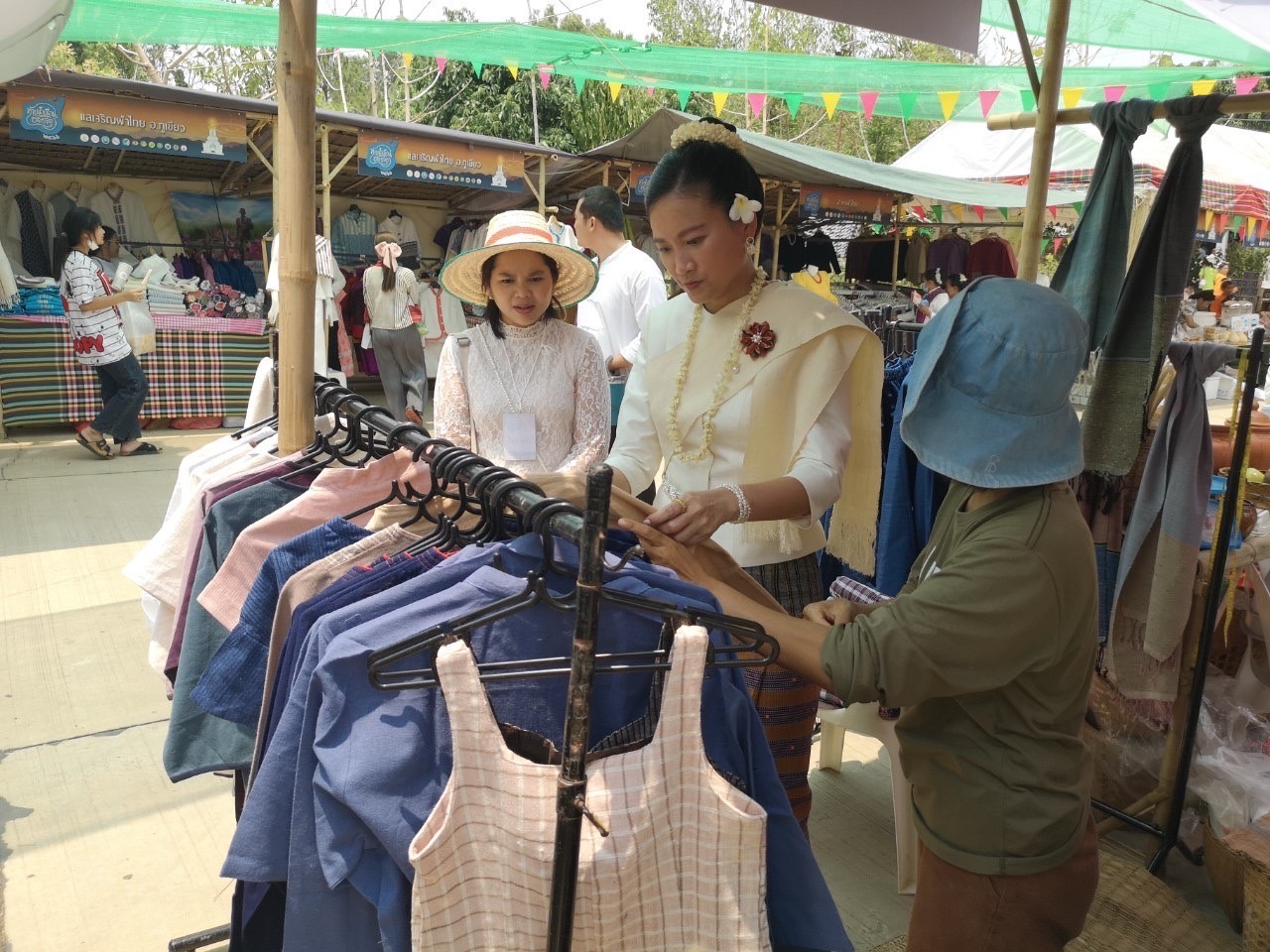 #พช.ชัยภูมิ ร่วมพิธีเปิดโครงการ “หาบน้ำเขื่อนฮดธาตุ พระธาตุชัยภูมิ” และส่งเสริม สนับสนุนร้านค้า OTOP ของดีเมืองพญาแล จำหน่ายแก่นักท่องเที่ยวช่วงเทศกาลสงกรานต์ ประจำปี 2566 