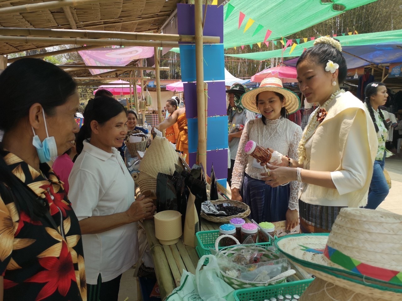 #พช.ชัยภูมิ ร่วมพิธีเปิดโครงการ “หาบน้ำเขื่อนฮดธาตุ พระธาตุชัยภูมิ” และส่งเสริม สนับสนุนร้านค้า OTOP ของดีเมืองพญาแล จำหน่ายแก่นักท่องเที่ยวช่วงเทศกาลสงกรานต์ ประจำปี 2566 