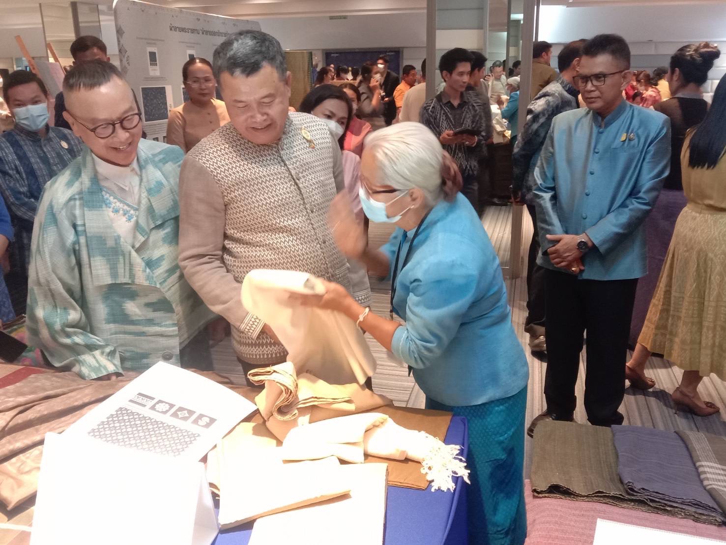 พช.ชัยภูมิ_ สนับสนุนผู้ผลิตผู้ประกอบการกลุ่มทอผ้า เข้ารับการ coaching พัฒนาศักยภาพการผลิตผ้าไทยและงานหัตถกรรมสู่สากล