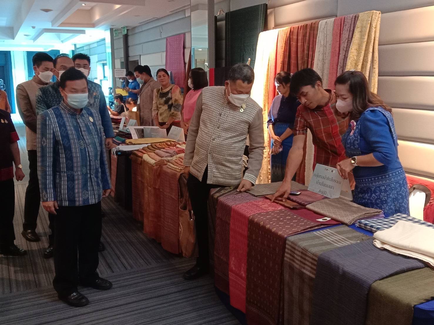 พช.ชัยภูมิ_ สนับสนุนผู้ผลิตผู้ประกอบการกลุ่มทอผ้า เข้ารับการ coaching พัฒนาศักยภาพการผลิตผ้าไทยและงานหัตถกรรมสู่สากล